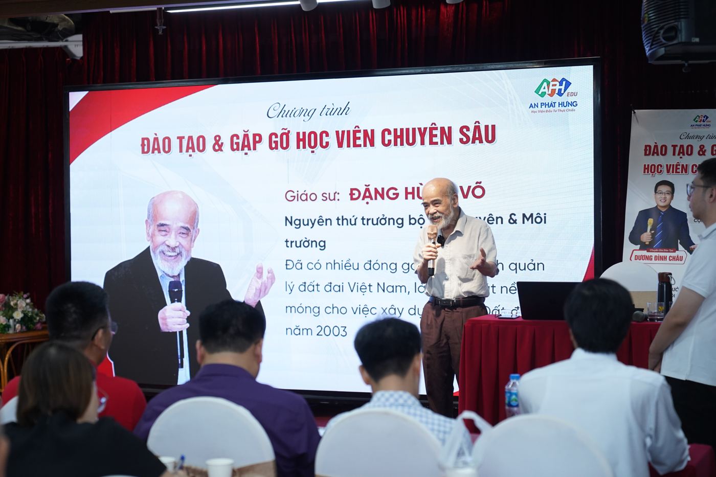 GS. Đặng Hùng Võ phát biểu tại chương trình của Học viện An Phát Hưng