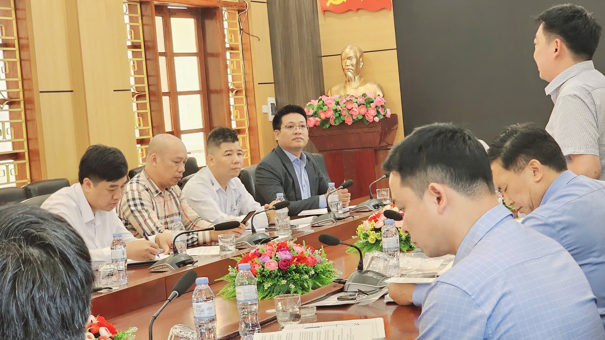 Làm việc cùng đối tác địa phương trong chương trình thực địa