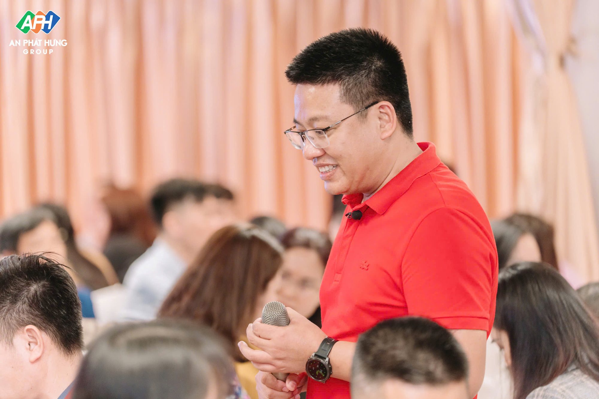Nhà sáng lập trao đổi trực tiếp với học viên ngay trong lớp