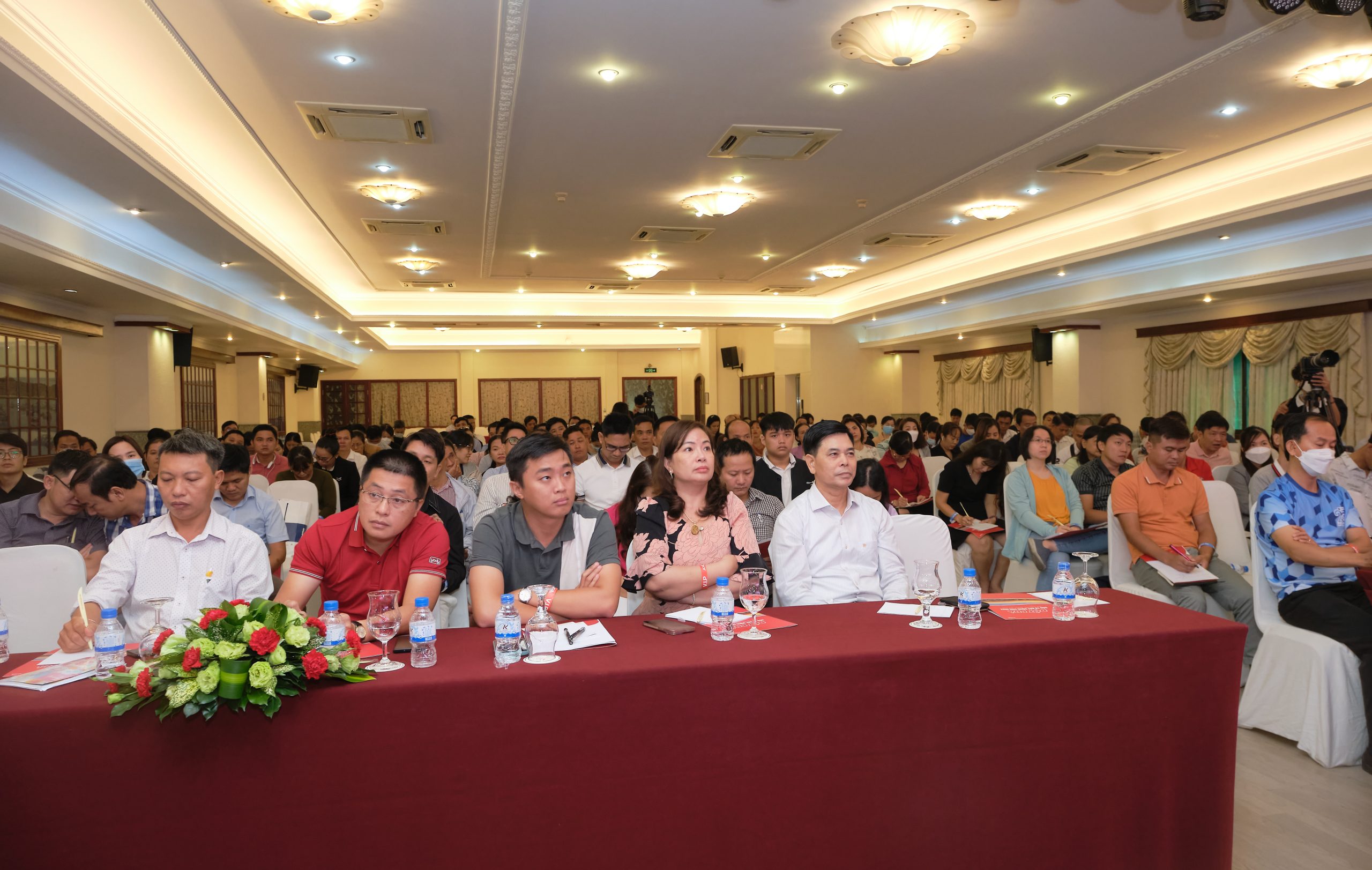Hội trường kín chỗ
